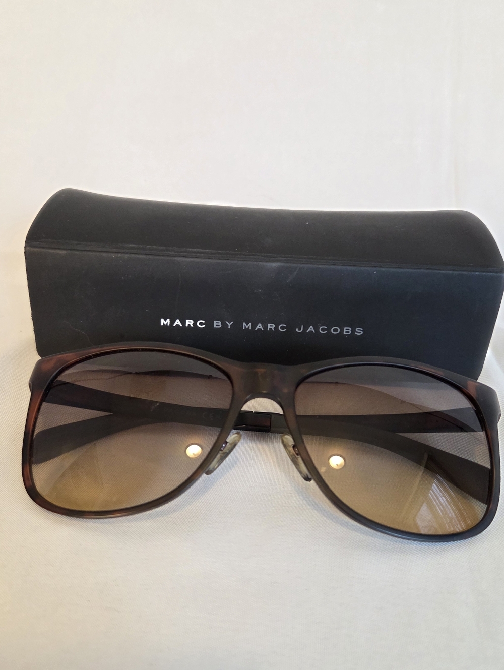 Marc By Marc Jacobs Womens/Unisex Tortoiseshell Sunglasses with Gradient Lenses - Picture 2 of 12